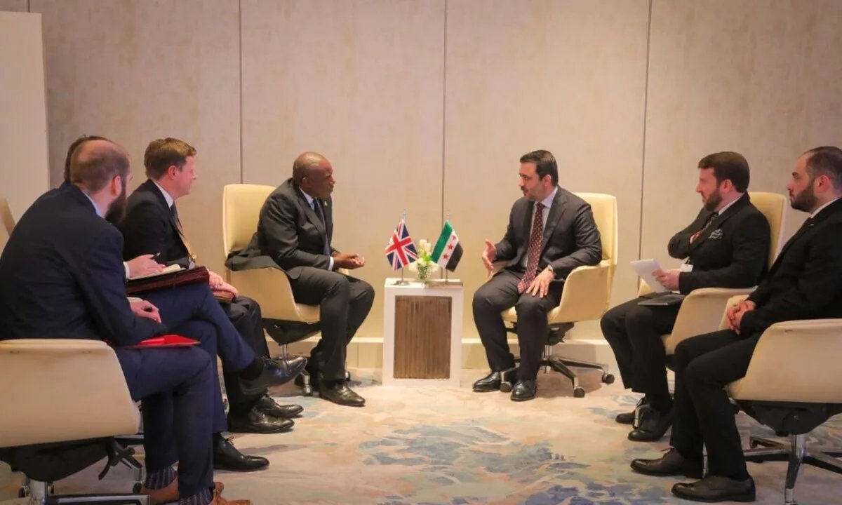 تخفيف الضغط: بريطانيا ترفع العقوبات عن 12 كيانًا سوريًا بارزًا