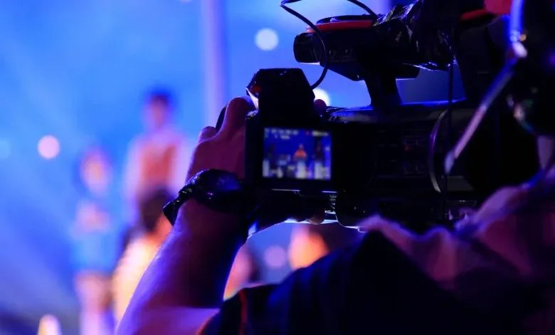 فضيحة تهز تركيا: اعتقال شاب وحماته بتهمة "علاقة غير شرعية" على الهواء مباشرة!