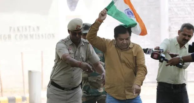 تصاعد التوتر بين الهند وباكستان: طرد دبلوماسيين وإلغاء التأشيرات وإغلاق الحدود يفاقم الأزمة