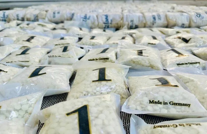 إحباط تهريب كميات كبيرة من المخدرات في درعا: ملصقات "صنع في ألمانيا" لخداع السلطات