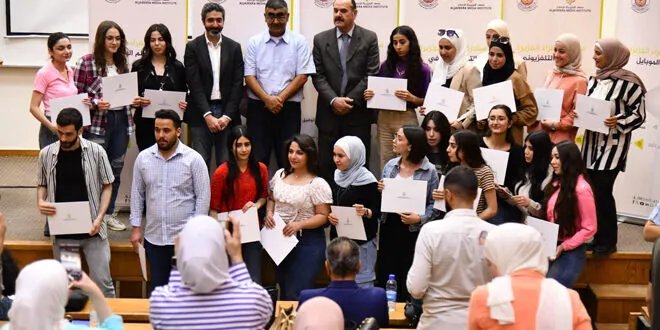 جامعة دمشق وكلية الإعلام بالتعاون مع معهد الجزيرة للإعلام يخرّجان دفعة من المتدربين المتخصصين