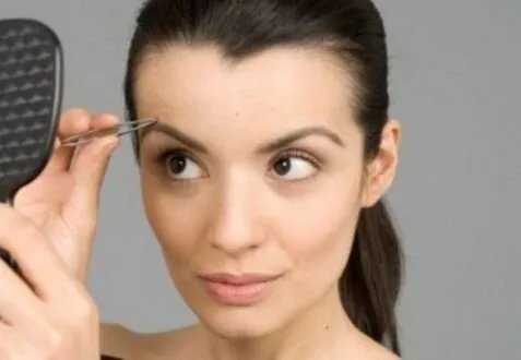 دليل شامل لتقشير الحواجب: سر جمالكِ الخفي لحواجب مثالية وبشرة متألقة