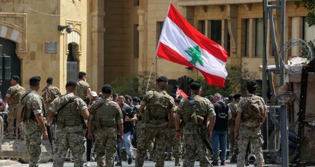 توتر على الحدود: الجيش اللبناني يتدخل لوقف اشتباكات بين الجيش السوري وحزب الله