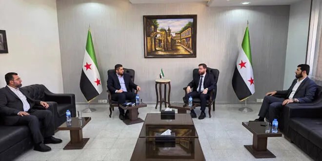 وزير التنمية الإدارية ومحافظ إدلب يبحثان تحسين الأداء المؤسساتي ومعالجة ملف المفصولين