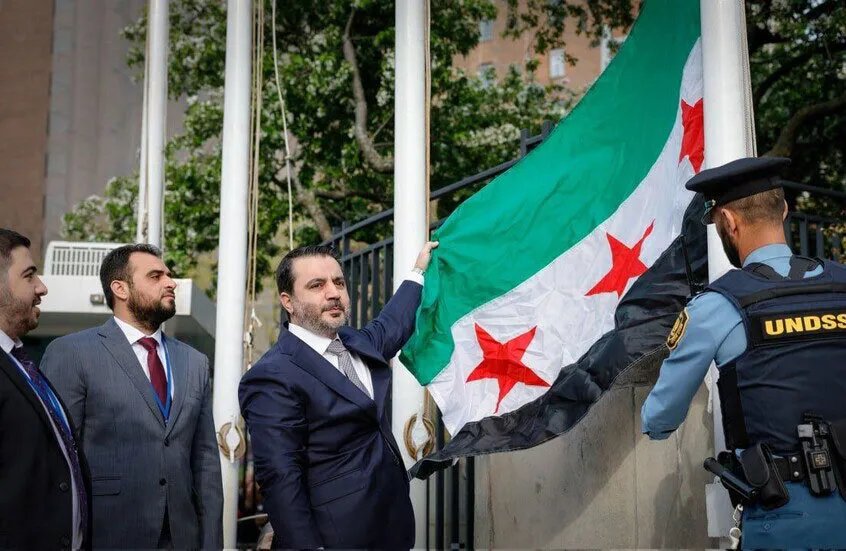 وزير الخارجية السوري يرفع العلم السوري الجديد أمام الأمم المتحدة في نيويورك ويطالب برفع العقوبات