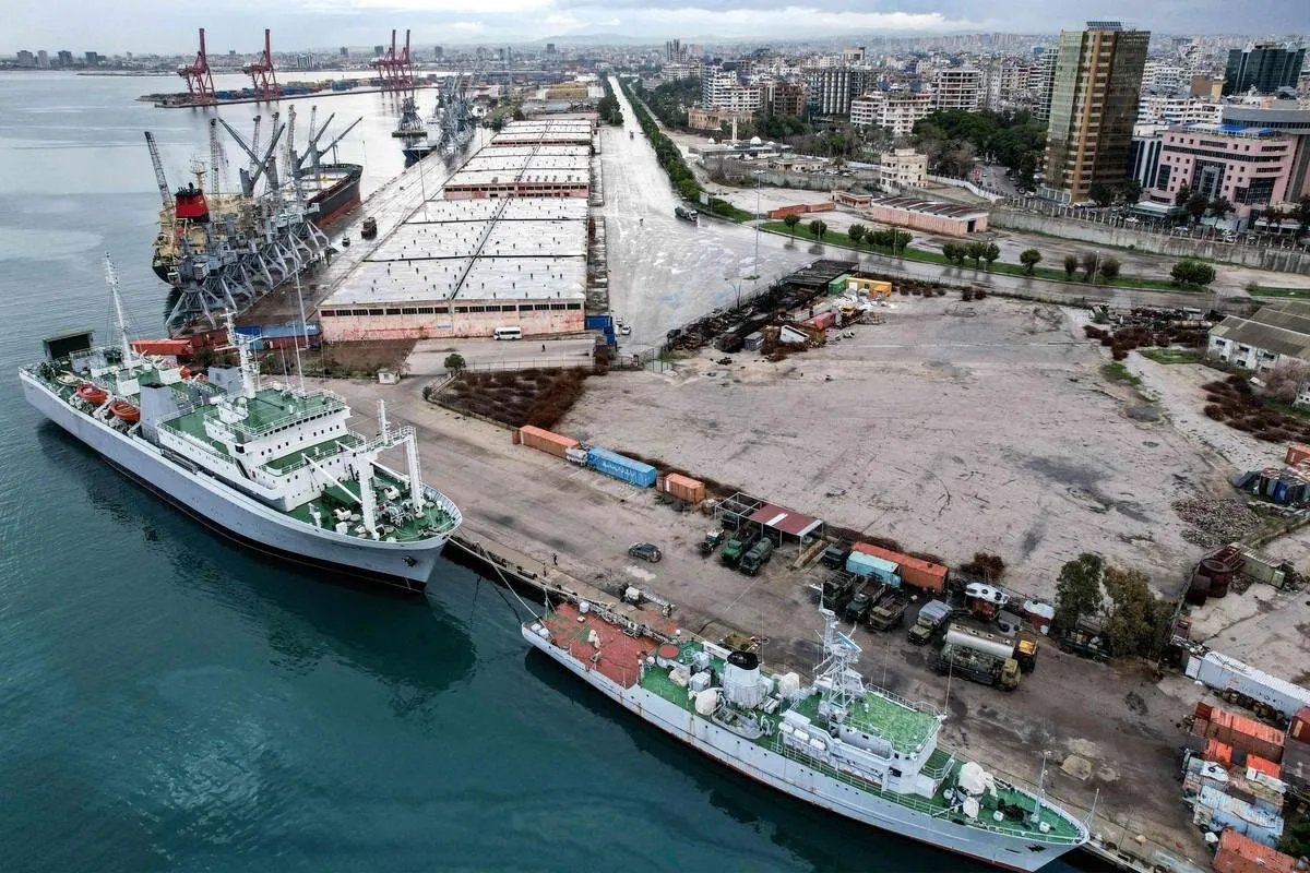 دوي انفجار عنيف يهز ميناء اللاذقية: تصاعد الدخان وتضارب الأنباء حول الأسباب