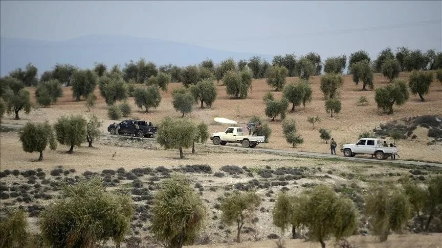 توتر على الحدود: قذائف من لبنان تستهدف مواقع للجيش السوري في حمص وإصابة نازحين سوريين