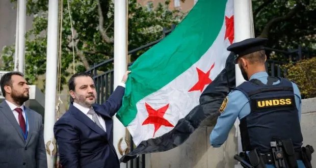 لحظة تاريخية: رفع العلم السوري الجديد في مقر الأمم المتحدة بنيويورك