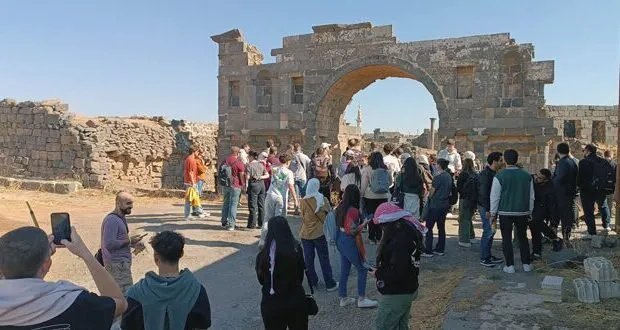 وفد سياحي عالمي يزور مدينة بصرى الشام ويُبدي إعجابه بآثارها العريقة