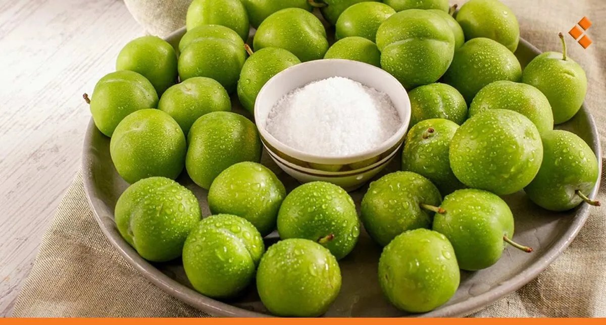 أسعار الفواكه الموسمية تلهب جيوب السوريين: "الجارنك" يصل إلى 50 ألف ليرة والإقبال يتراجع