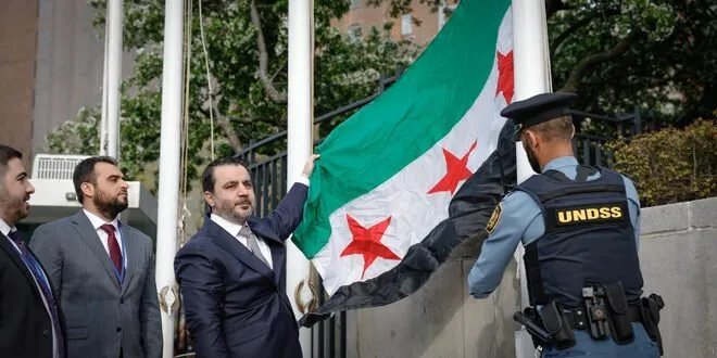 وزير الخارجية يرفع علم سوريا الجديد في الأمم المتحدة: لحظة تاريخية وانتصار لإرادة الشعب