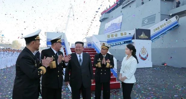 كوريا الشمالية تستعرض قوتها البحرية: سفينة حربية جديدة بقدرات نووية محتملة