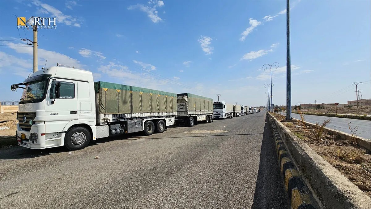 وصول أول دفعة من منحة القمح العراقية لسوريا عبر معبر القائم