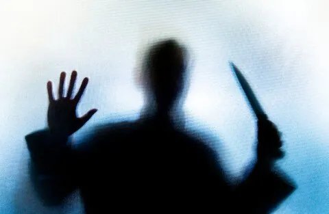 الرعب يتصاعد في نيو إنجلاند: هل قاتل متسلسل وراء سلسلة الجثث الغامضة؟