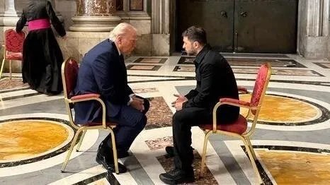 لقاء مفاجئ بين ترامب وزيلينسكي على هامش جنازة بابا الفاتيكان: تفاصيل "نقاش مثمر"