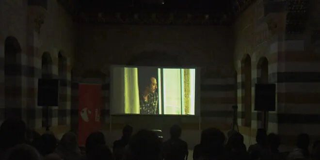 فيلم "مسكون": وثائقي يجسد أرواح السوريين العالقة بين جدران البيوت والتهجير