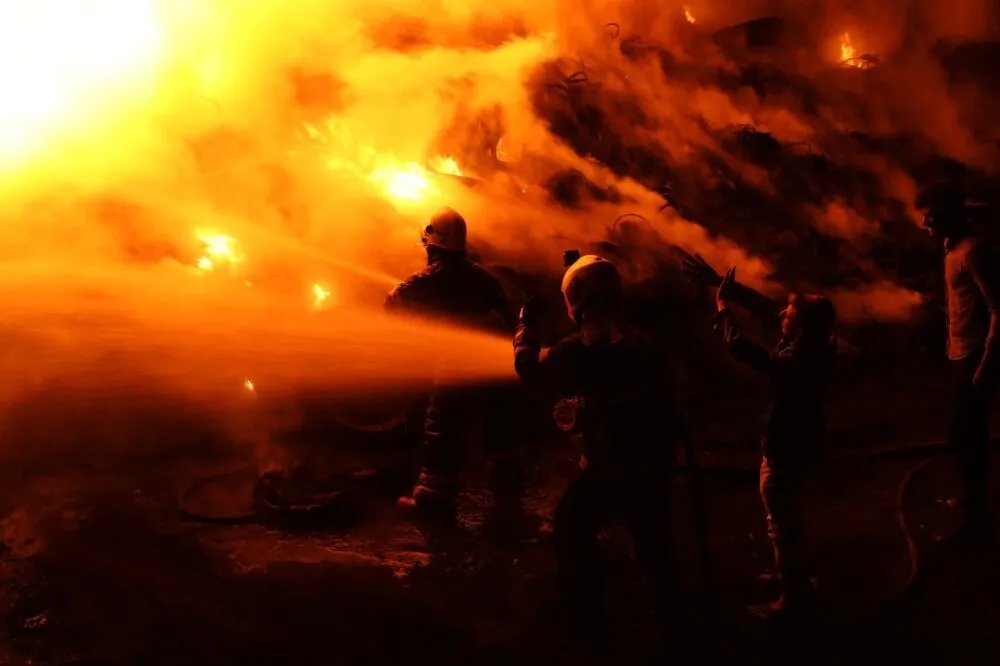 الخوذ البيضاء تسيطر على حريقين في منطقة الباب بريف حلب وتمنع كارثة