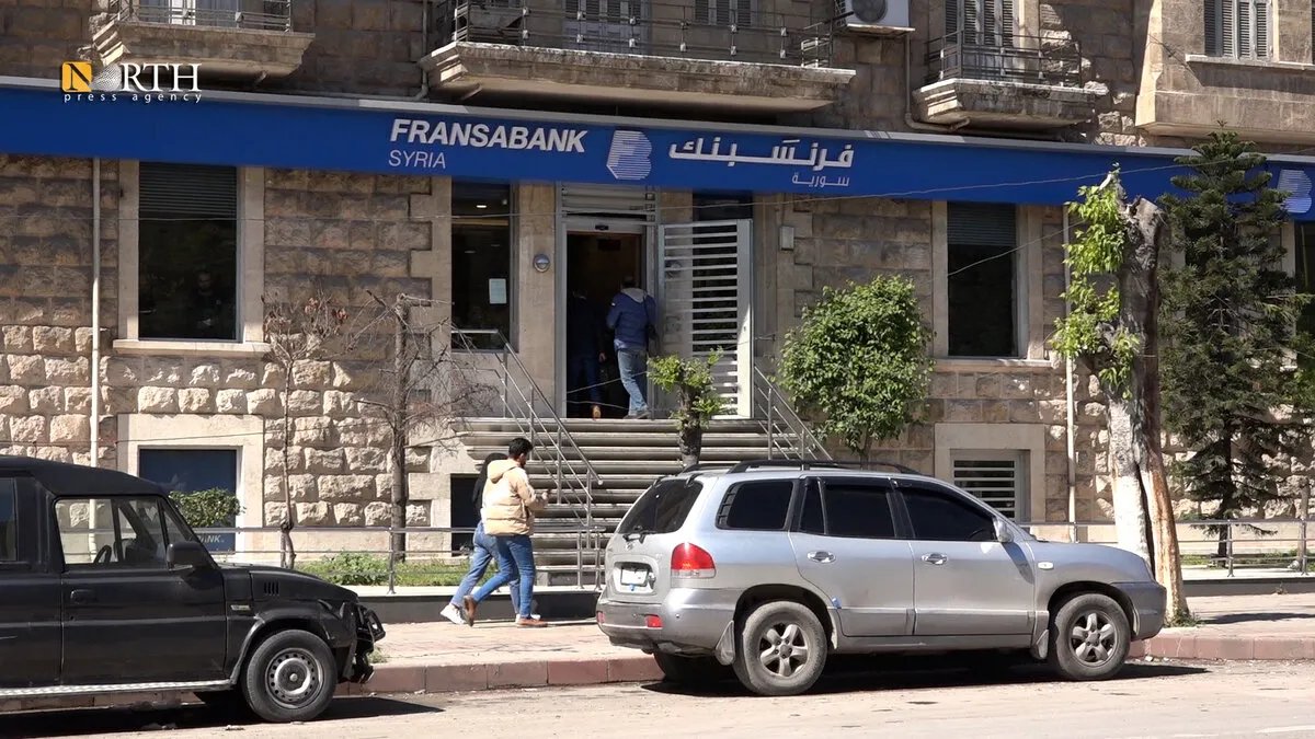 حلب تختنق اقتصاديًا: قيود البنوك تجمد الأموال وتعطل حركة التجارة والعقارات