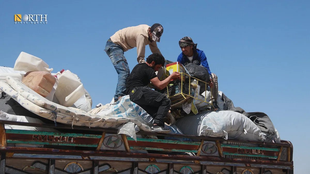 عودة إلى الديار: عشرات العائلات من دير الزور تترك مخيم الهول نحو مناطقها الأصلية