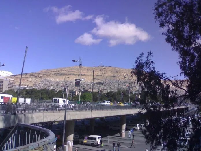 تخفيفاً للازدحام: دمشق تنقل مواقف ميكروباصات رئيسية من جسر الحرية إلى مواقع جديدة