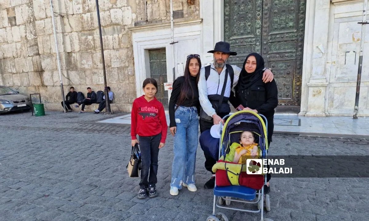 وفاءً لابنته: سوري يقطع آلاف الكيلومترات سيرًا على الأقدام إلى مكة للدعاء بالشفاء