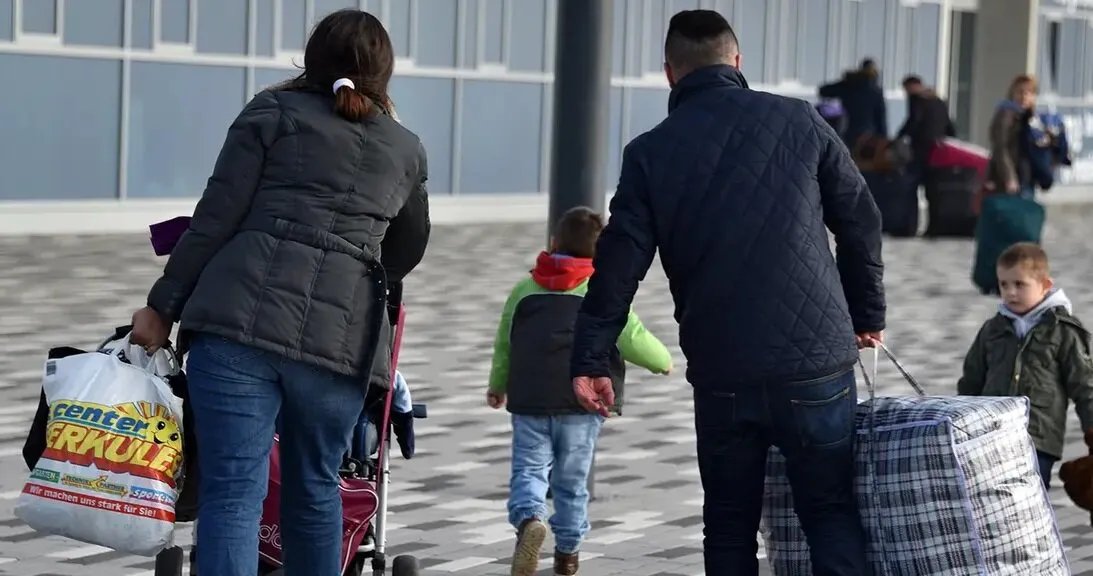 ألمانيا تشدد إجراءات اللجوء: ترحيل محتمل للسوريين العائدين إلى بلادهم وإعادة النظر في أوضاعهم