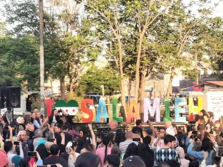 سلمية تتزين بمجسم فني يجسد الحب والانتماء ضمن مبادرة "حماة تنبض من جديد"