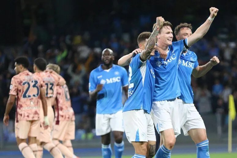 نابولي ينقض على صدارة الدوري الإيطالي مستفيداً من سقوط الإنتر المدوّي