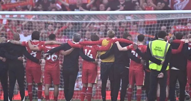 ليفربول يكتسح توتنهام ويتوج بطلاً للدوري الإنجليزي ويعادل رقم مانشستر يونايتد التاريخي