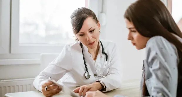 هرمونات الأنوثة والذكورة لدى النساء: متى تشير المستويات إلى وجود مشكلة صحية؟