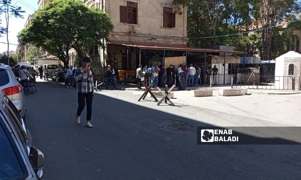 أزمة جوازات السفر تتفاقم في دمشق: طوابير ورسوم باهظة تثقل كاهل المواطنين