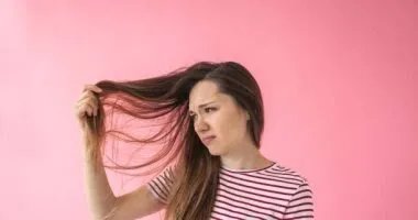 وداعًا للشعر الدهني في الصيف: حلول بسيطة وفعالة للحفاظ على مظهره