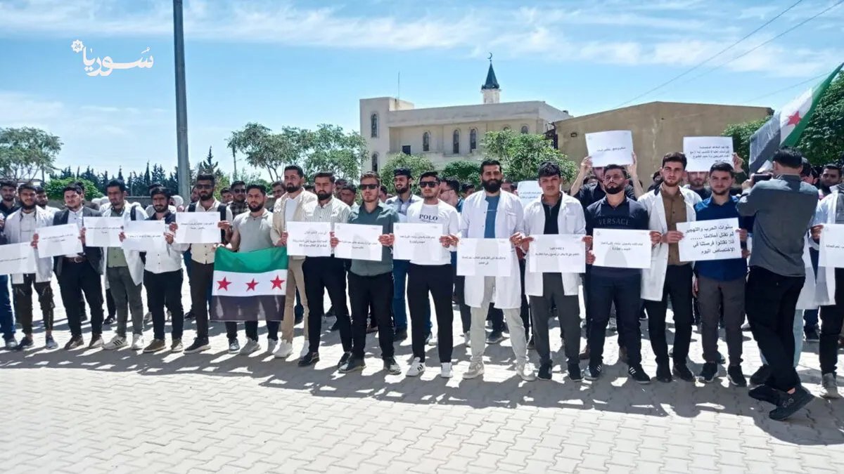 جامعة حلب الحرة: طلاب يطالبون بتخفيض الأقساط الدراسية وسط أزمة اقتصادية وتجاهل رسمي