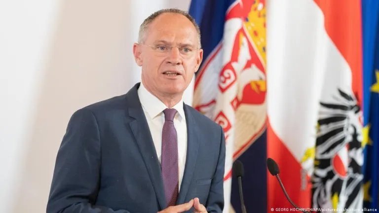 وزير الداخلية النمساوي يفاجئ بتصريحات حول استقرار الوضع في سوريا ويدعو للحوار مع الحكومة