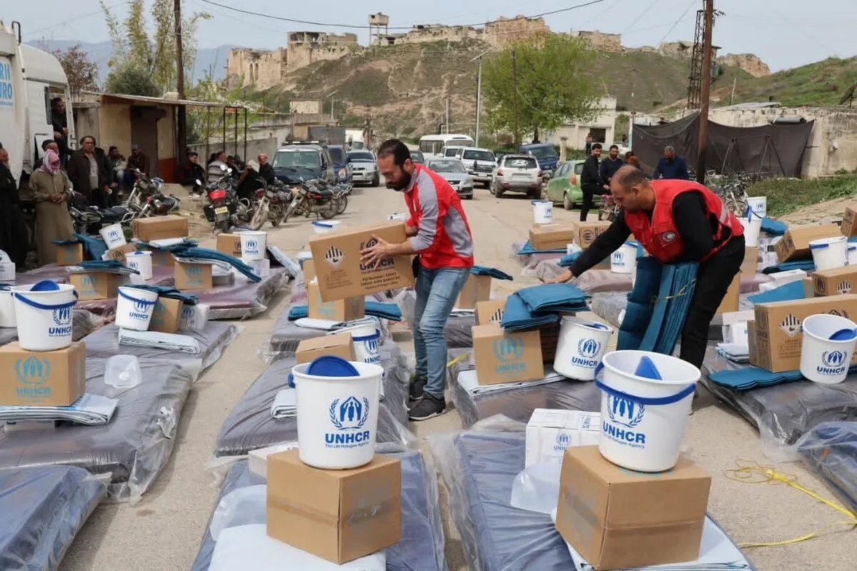 الهلال الأحمر السوري يوزع مساعدات إغاثية عاجلة على العائلات العائدة إلى قلعة المضيق