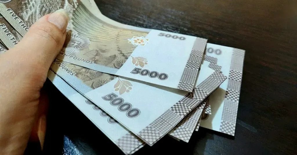الليرة السورية تنهار مجدداً: الدولار يقترب من حاجز 12 ألف ليرة وسط أزمة اقتصادية متفاقمة