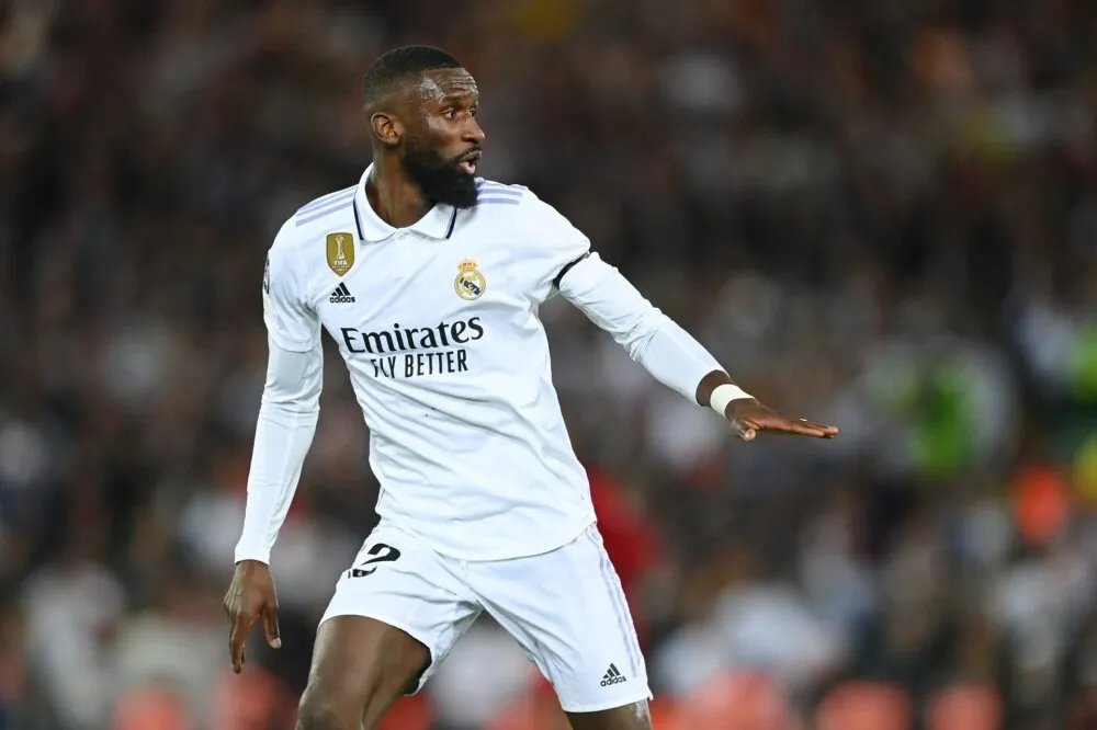 ضربة موجعة لريال مدريد: روديجر يغيب عن الملاعب لعدة أسابيع بعد جراحة في الركبة