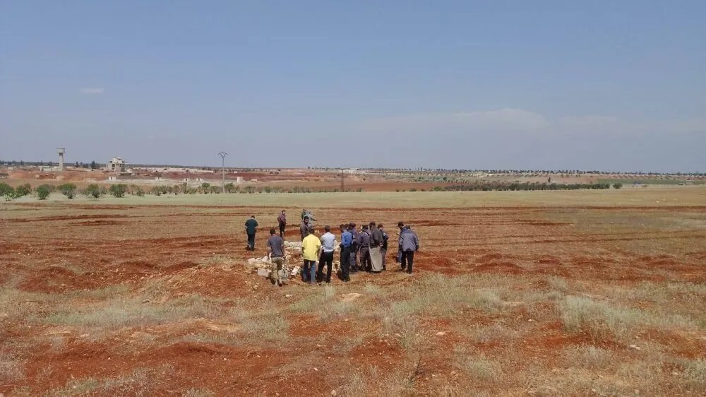 إدلب: اكتشاف ثلاث مقابر جماعية جديدة قرب سراقب تكشف فظائع الحرب