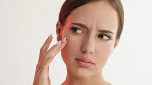 وداعاً للبشرة الجافة: اكتشفي الأسباب الخفية والحلول الفعالة لترطيب فوري