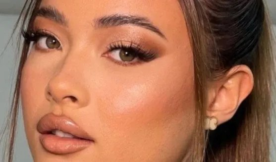 عودة ساحرة إلى الألفينات: المكياج البرونزي يكتسح صيف 2025 بإطلالة Y2K