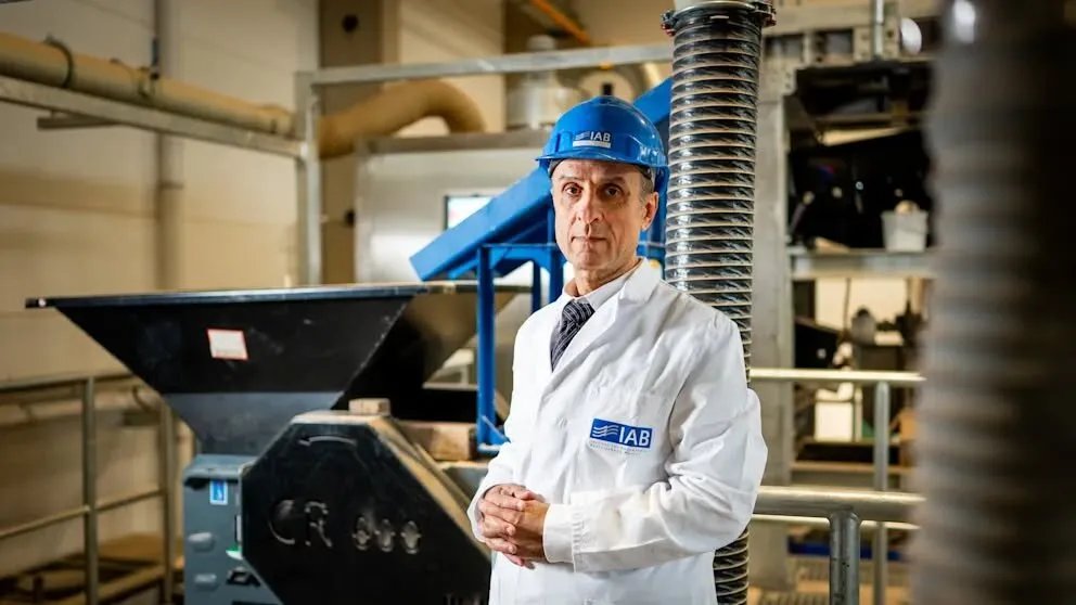 باحث سوري يحول أنقاض الحرب إلى منازل: مشروع لإعادة تدوير مواد البناء في سوريا