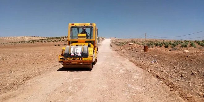 درعا تنفض غبار الحرب: مشاريع خدمية لإعادة تأهيل الطرق وتحسين البنية التحتية