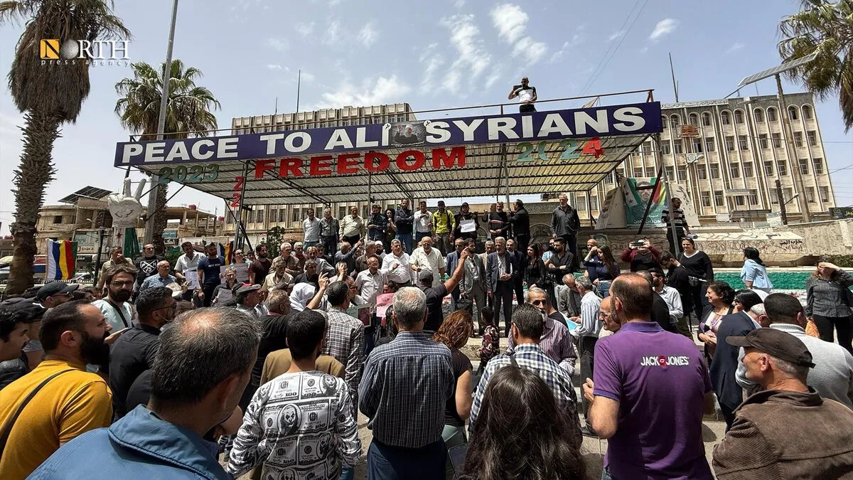 السويداء تنتفض: مظاهرة حاشدة تندد بالاعتداءات الطائفية في جرمانا وصحنايا وتطالب بالوحدة الوطنية