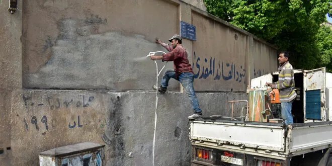 حماة تزيل آثار الماضي: حملة مكثفة لإزالة رموز النظام السابق