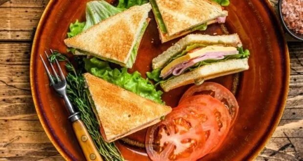 دليل سريع لتحضير كلوب ساندويش الخضروات الشهي في المنزل