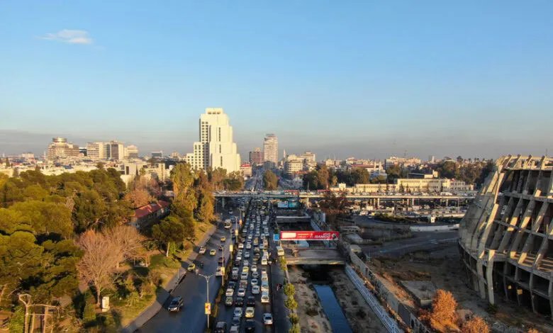 فيديو يثير ضجة في دمشق: شرطي يكشف تفاصيل قفز امرأة إلى سيارة زوجها الخائن!
