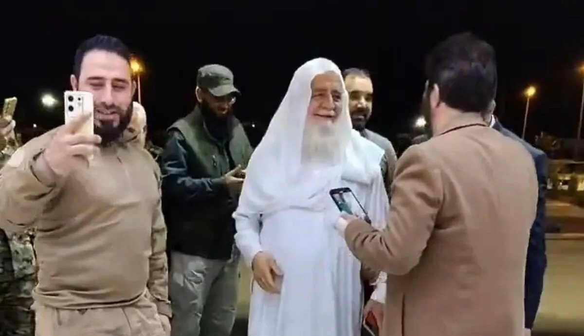 بعد غياب دام 53 عاماً: عدنان العرعور يعود إلى سوريا ويشارك لحظات مؤثرة