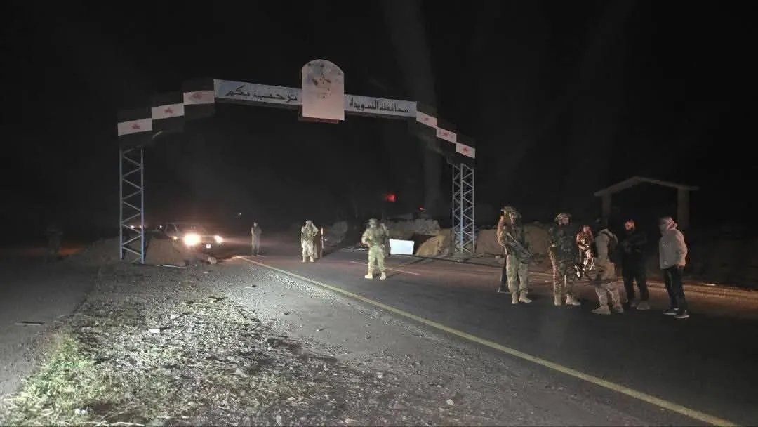 اشتباكات مستمرة بين مجموعات مسلحة في ريف السويداء الغربي وقصف متبادل يطال بلدات