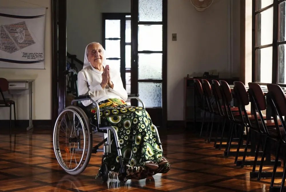 رحيل أكبر معمرة في العالم: الراهبة البرازيلية إينا كانابارو تودع الحياة عن عمر يناهز 116 عامًا