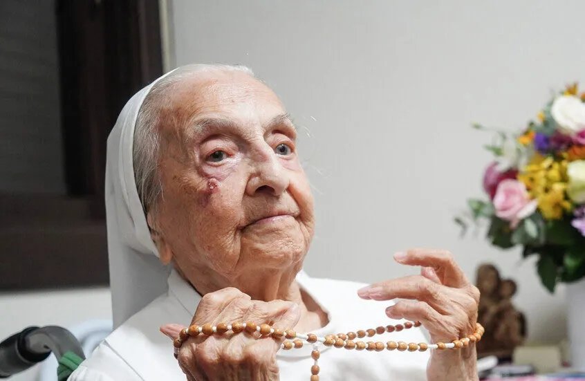 رحيل أكبر معمرة في العالم: البرازيلية إيناه كانابارو لوكاس تودع الحياة عن عمر يناهز 116 عامًا